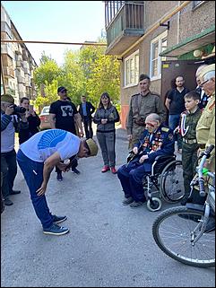 9 мая, Барнаул   "Фронтовые бригады" во дворе. Как в Барнауле поздравляли ветеранов с Днем Победы. Фоторепортаж