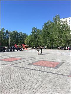 9 мая, Барнаул   "Фронтовые бригады" во дворе. Как в Барнауле поздравляли ветеранов с Днем Победы. Фоторепортаж