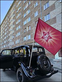 9 мая, Барнаул   "Фронтовые бригады" во дворе. Как в Барнауле поздравляли ветеранов с Днем Победы. Фоторепортаж