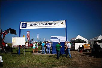 16-17 июля 2015 г., Барнаул   Фотофакты. Автоцентр АНТ - официальный дилер Hyundai стал участником агрофорума "День сибирского поля-2015