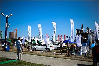 16-17 июля 2015 г., Барнаул   Фотофакты. Автоцентр АНТ - официальный дилер Hyundai стал участником агрофорума "День сибирского поля-2015
