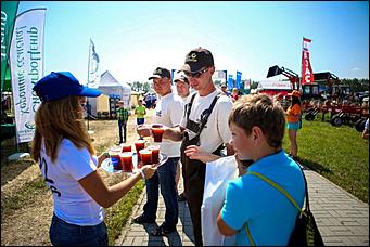 16-17 июля 2015 г., Барнаул   Фотофакты. Автоцентр АНТ - официальный дилер Hyundai стал участником агрофорума "День сибирского поля-2015