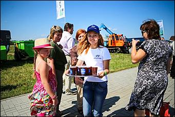 16-17 июля 2015 г., Барнаул   Фотофакты. Автоцентр АНТ - официальный дилер Hyundai стал участником агрофорума "День сибирского поля-2015