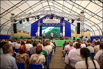 16-17 июля 2015 г., Барнаул   Фотофакты. Автоцентр АНТ - официальный дилер Hyundai стал участником агрофорума "День сибирского поля-2015