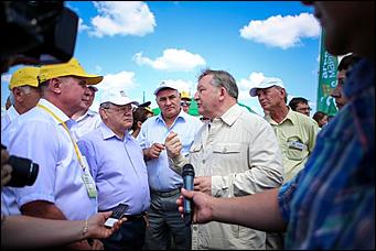 16-17 июля 2015 г., Барнаул   Фотофакты. Автоцентр АНТ - официальный дилер Hyundai стал участником агрофорума "День сибирского поля-2015