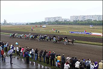 20 августа 2011 г.,Барнаул   Дилерский центр Hyundai- Автоцентр АНТ посетил конноспортивные соревнования на Кубок Губернатора края-2011