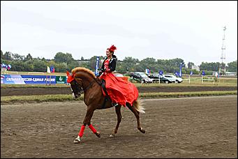 20 августа 2011 г.,Барнаул   Дилерский центр Hyundai- Автоцентр АНТ посетил конноспортивные соревнования на Кубок Губернатора края-2011