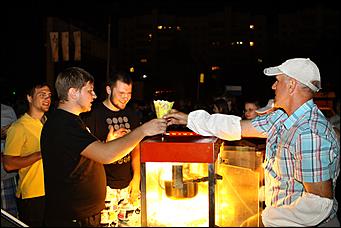    Автоцентр АНТ - официальный дилер Hyundai организовал прямую трансляцию футбольного матча между сборными России и Польши в ночь 12 июня на 13 июня 2012г.