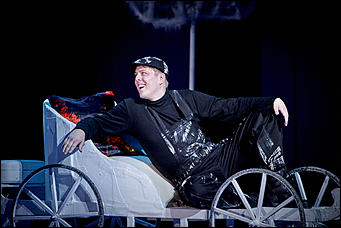 30 май 2017 г., Барнаул. Фото: Мария Трубина   "Бальзаминов. ЖенитьБЫ": показываем, как прошел прогон премьерного спектакля Молодежного театра Алтая