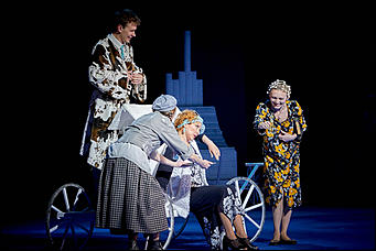 30 май 2017 г., Барнаул. Фото: Мария Трубина   "Бальзаминов. ЖенитьБЫ": показываем, как прошел прогон премьерного спектакля Молодежного театра Алтая