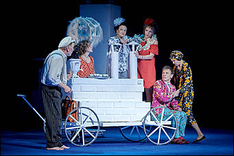 30 май 2017 г., Барнаул. Фото: Мария Трубина   "Бальзаминов. ЖенитьБЫ": показываем, как прошел прогон премьерного спектакля Молодежного театра Алтая