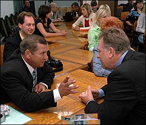 23 мая 2006 г, Барнаул   <P>Вручение золотых медалей спортсменкам барнаульского "Коммунальщика"</P>