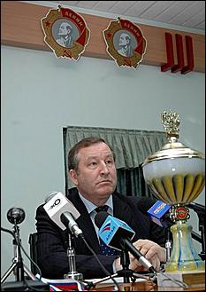 23 мая 2006 г, Барнаул   <P>Вручение золотых медалей спортсменкам барнаульского "Коммунальщика"</P>