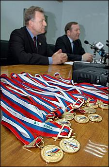 23 мая 2006 г, Барнаул   <P>Вручение золотых медалей спортсменкам барнаульского "Коммунальщика"</P>