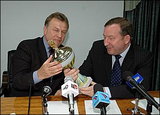 23 мая 2006 г, Барнаул   <P>Вручение золотых медалей спортсменкам барнаульского "Коммунальщика"</P>