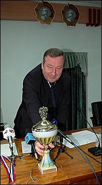 23 мая 2006 г, Барнаул   <P>Вручение золотых медалей спортсменкам барнаульского "Коммунальщика"</P>