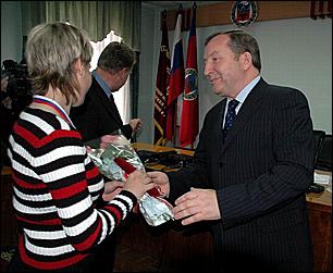 23 мая 2006 г, Барнаул   <P>Вручение золотых медалей спортсменкам барнаульского "Коммунальщика"</P>