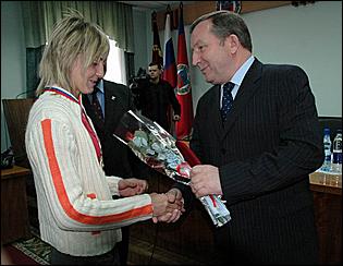 23 мая 2006 г, Барнаул   <P>Вручение золотых медалей спортсменкам барнаульского "Коммунальщика"</P>