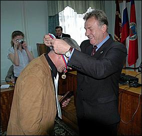 23 мая 2006 г, Барнаул   <P>Вручение золотых медалей спортсменкам барнаульского "Коммунальщика"</P>