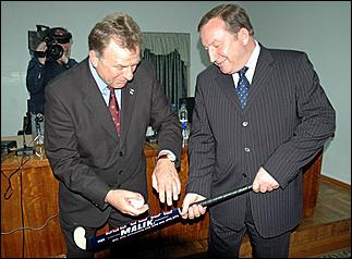 23 мая 2006 г, Барнаул   <P>Вручение золотых медалей спортсменкам барнаульского "Коммунальщика"</P>