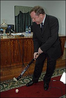 23 мая 2006 г, Барнаул   <P>Вручение золотых медалей спортсменкам барнаульского "Коммунальщика"</P>