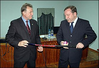 23 мая 2006 г, Барнаул   <P>Вручение золотых медалей спортсменкам барнаульского "Коммунальщика"</P>