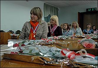 23 мая 2006 г, Барнаул   <P>Вручение золотых медалей спортсменкам барнаульского "Коммунальщика"</P>