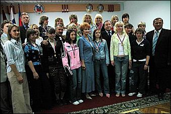 23 мая 2006 г, Барнаул   <P>Вручение золотых медалей спортсменкам барнаульского "Коммунальщика"</P>