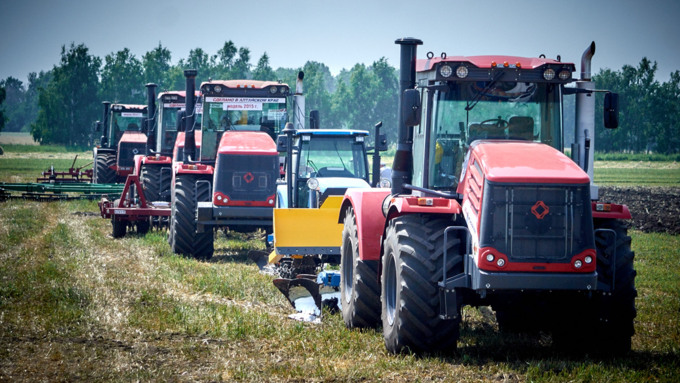 15 июль 2016 г., Барнаул   Зажигательные танцы, красивые девушки, тракторы и посевы: как прошел "Всероссийский день поля" в Алтайском крае?