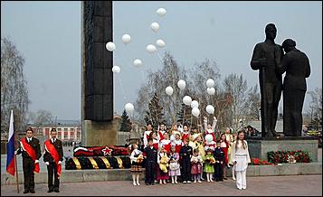 9 мая 2006 г. Барнаул   <P>Открытие&nbsp;митинга на пл. Победы</P>