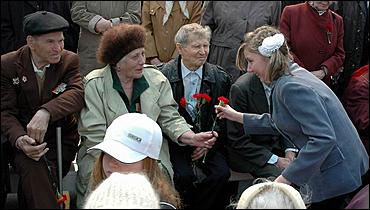 9 мая 2006 г. Барнаул   <P>Открытие&nbsp;митинга на пл. Победы</P>