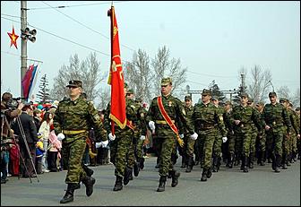 9 мая 2006 г. Барнаул   <P>Военный парад на пл. Победы</P>