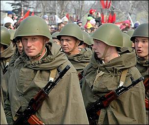 9 мая 2006 г. Барнаул   <P>Военный парад на пл. Победы</P>