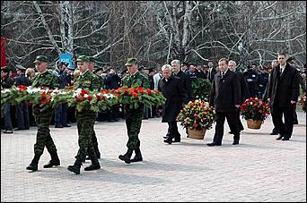 9 мая 2006 г. Барнаул   Возложение венков к мемориалу Славы 