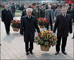 9 мая 2006 г. Барнаул   Возложение венков к мемориалу Славы 
