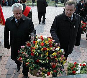 9 мая 2006 г. Барнаул   Возложение венков к мемориалу Славы 