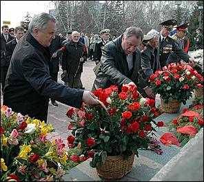 9 мая 2006 г. Барнаул   Возложение венков к мемориалу Славы 