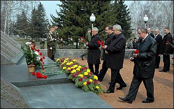 9 мая 2006 г. Барнаул   Возложение венков к мемориалу Славы 