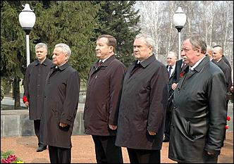 9 мая 2006 г. Барнаул   Возложение венков к мемориалу Славы 