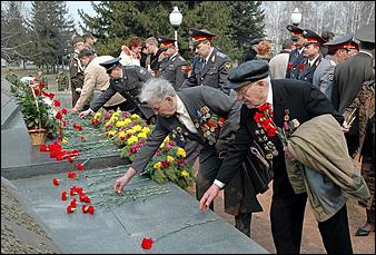 9 мая 2006 г. Барнаул   Возложение венков к мемориалу Славы 