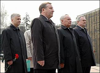 9 мая 2006 г. Барнаул   Возложение венков к мемориалу Славы 