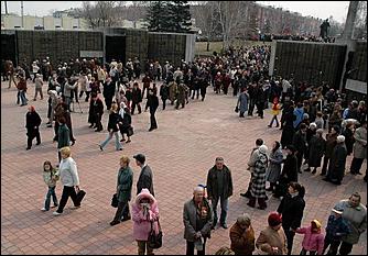 9 мая 2006 г. Барнаул   Возложение венков к мемориалу Славы 