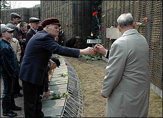 9 мая 2006 г. Барнаул   Возложение венков к мемориалу Славы 