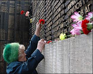 9 мая 2006 г. Барнаул   Возложение венков к мемориалу Славы 