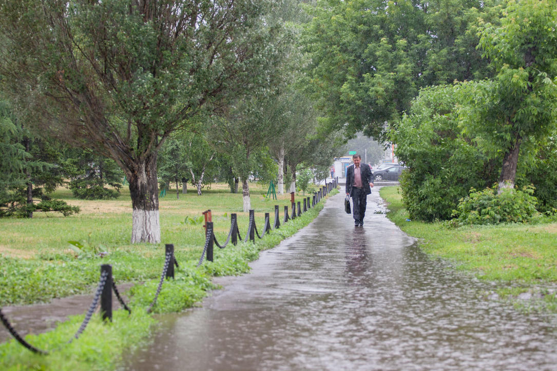 07. дождь в барнауле. барнаул барнаул затопило. под дождем барнаул. шоу под дождем барнаул 2023.
