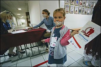 1 июль 2020 г., Барнаул   Кто с медведем, кто с детьми. Как Барнаул голосует по поправкам в Конституцию 