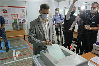 1 июль 2020 г., Барнаул   Кто с медведем, кто с детьми. Как Барнаул голосует по поправкам в Конституцию 