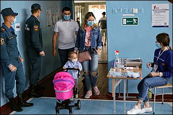 1 июль 2020 г., Барнаул   Кто с медведем, кто с детьми. Как Барнаул голосует по поправкам в Конституцию 