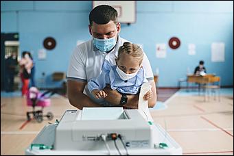 1 июль 2020 г., Барнаул   Кто с медведем, кто с детьми. Как Барнаул голосует по поправкам в Конституцию 