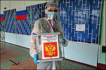 1 июль 2020 г., Барнаул   Кто с медведем, кто с детьми. Как Барнаул голосует по поправкам в Конституцию 